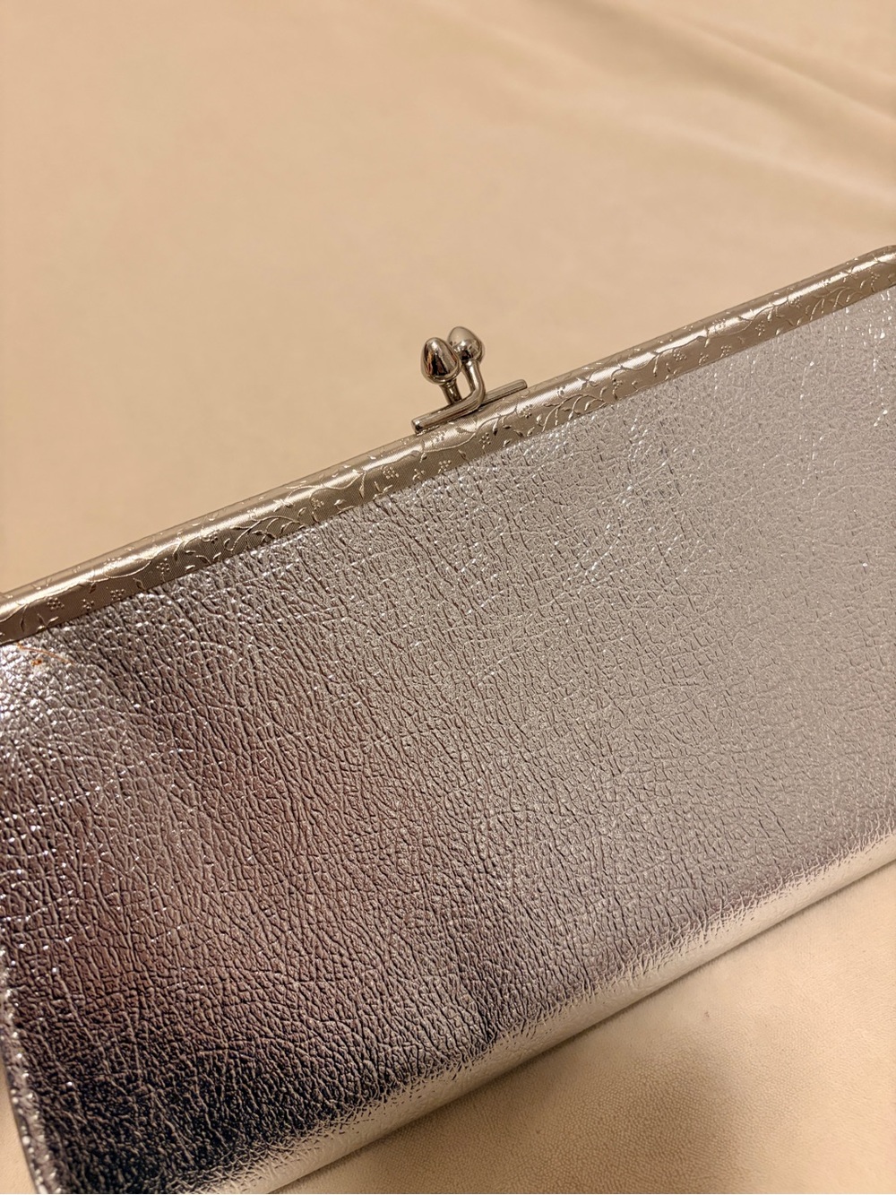 Vintage Silver Metallic 1950s Patent Leather Clutch Bag - Picture 2 of 11
